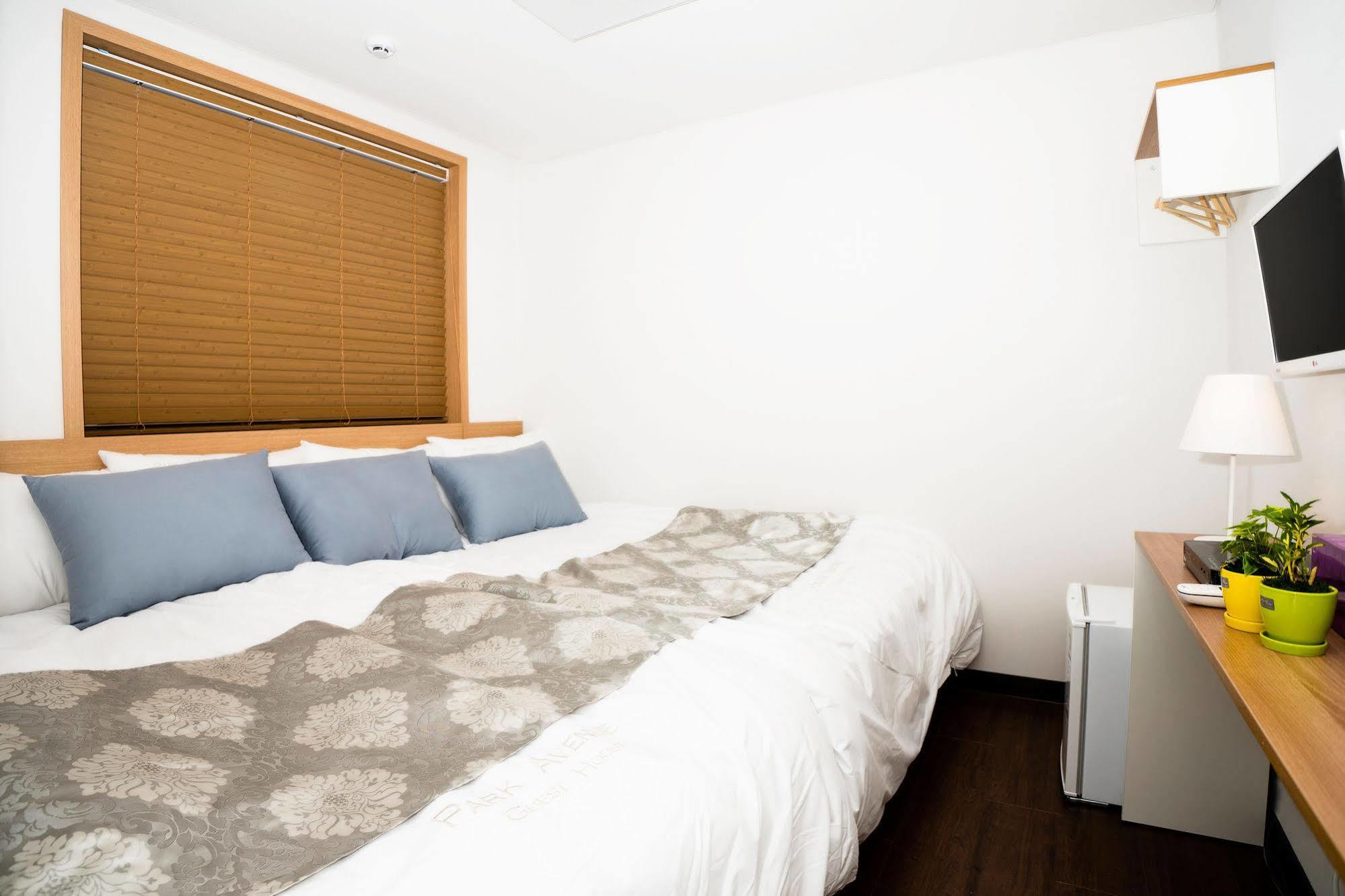 Park Avenue Hostel Seoul Bagian luar foto