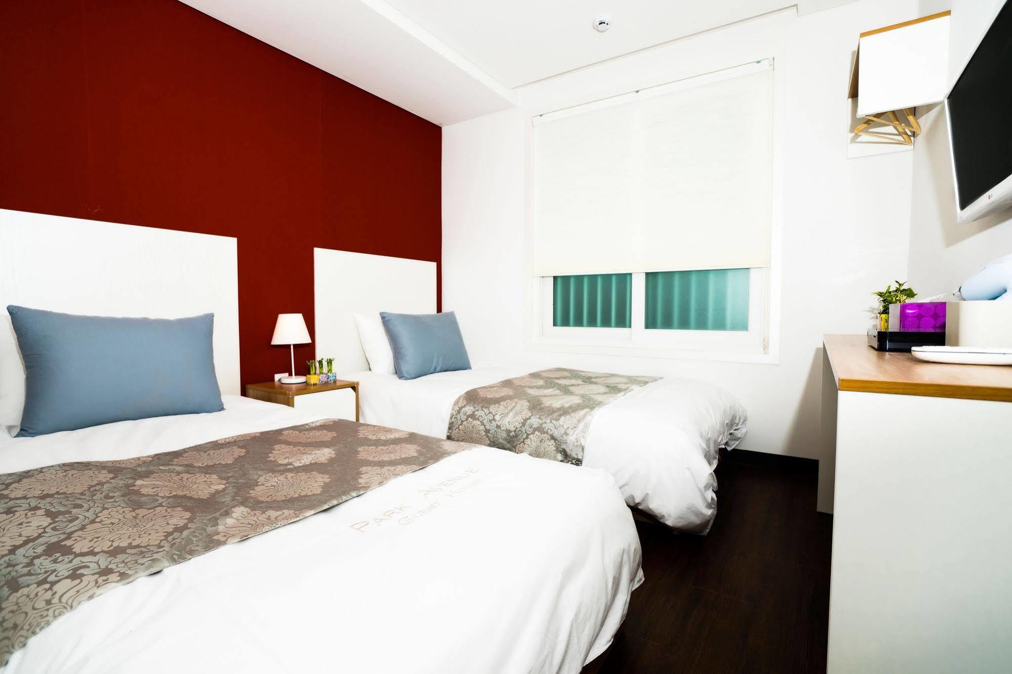 Park Avenue Hostel Seoul Bagian luar foto