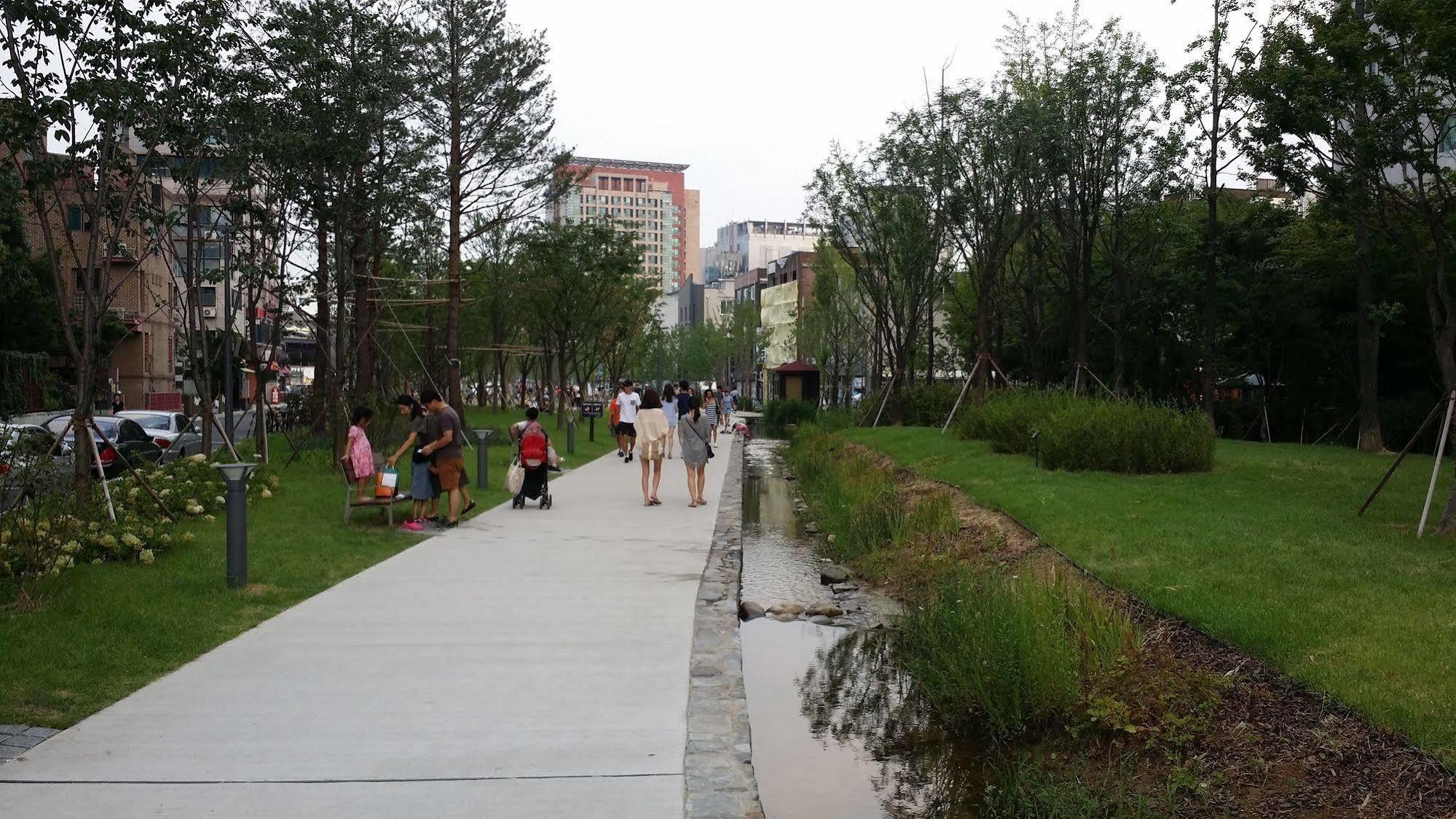 Park Avenue Hostel Seoul Bagian luar foto